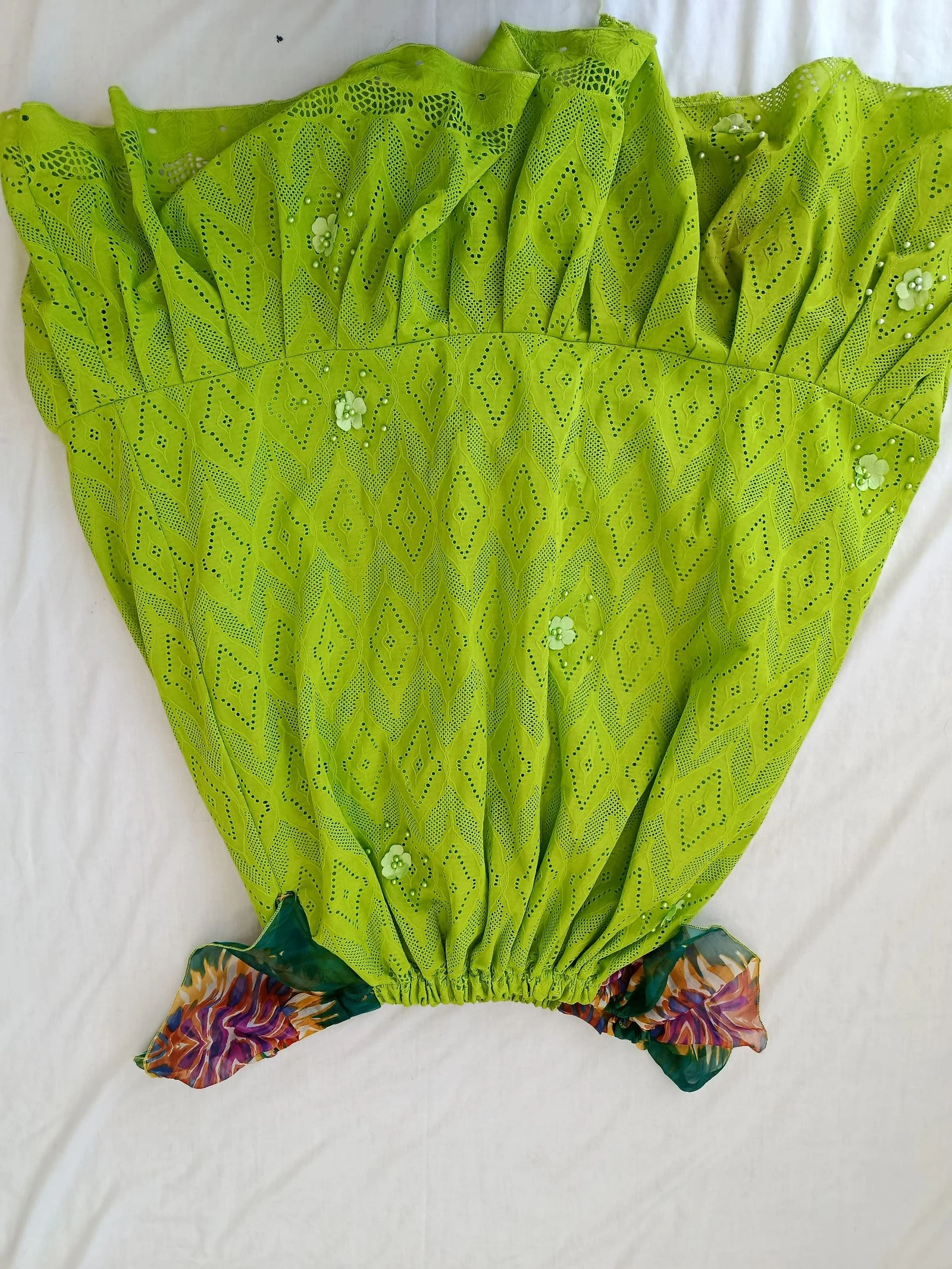 Vestido original verde holgado con hombros descubiertos y mangas multicolor talla 40/42 – photo 7
